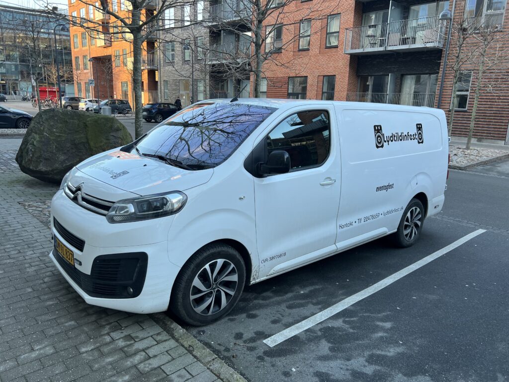 Lydtildinfest varebil